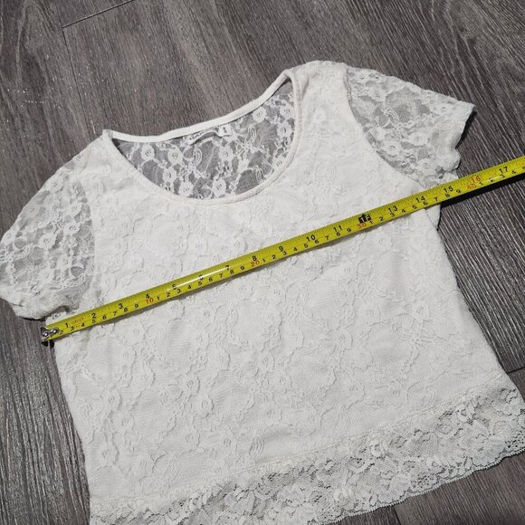 Coquette short-sleeved white lace crop top with a sheer back - Picture 11 of 13